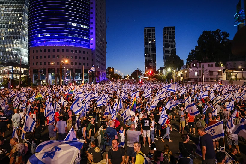 הפגנה, מחאה, מפגינים נגד המהפכה המשפטית בתל אביב