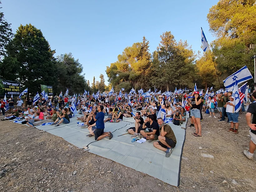 מחאת המילואימניקים מול ביתו של השר גלנט בעמיקם