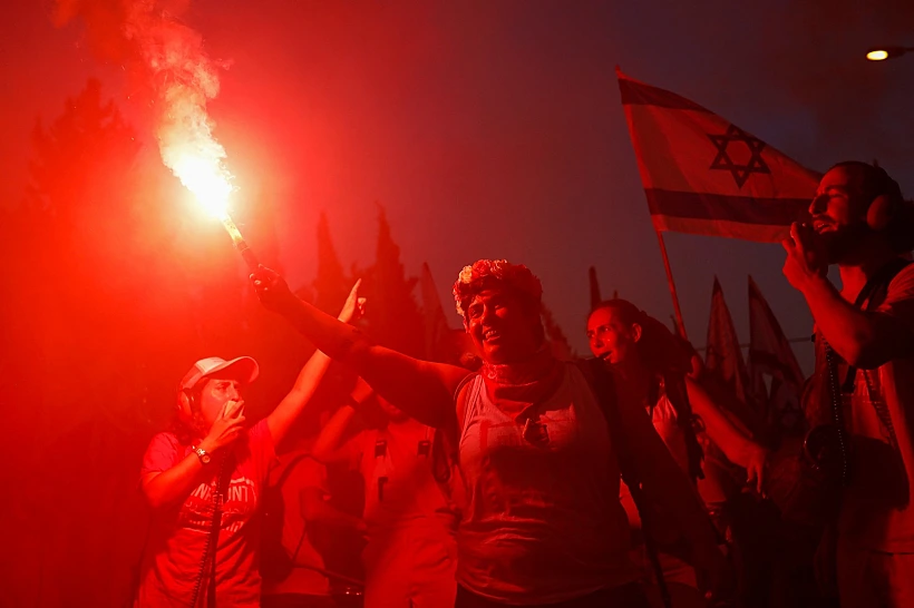 מפגינים נגד המהפכה המשפטית בתל אביב