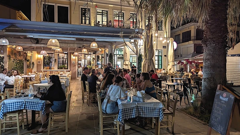 פרבזה שוקקת בערב