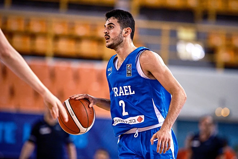 דניאל גואטה עם הכדור