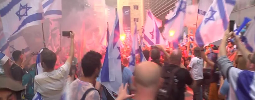 מפגינים מחוץ לבורסה לניירות ערך