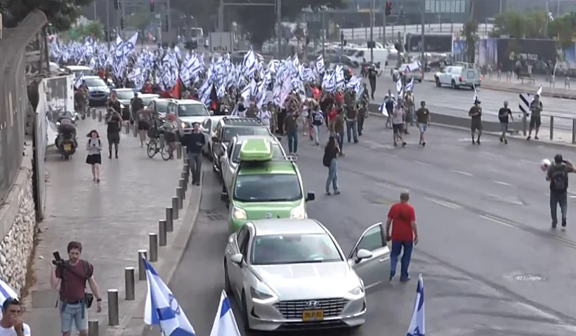 צעדת מפגינים ליד תחנת סבידור מרכז