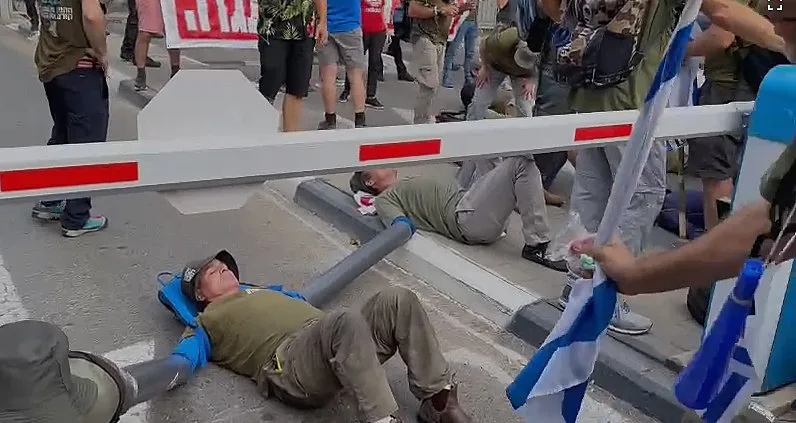 מפגינים בקריה