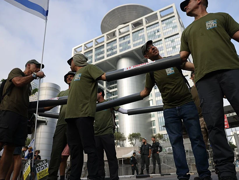 מפגינים חוסמים את הכניסה לקריה