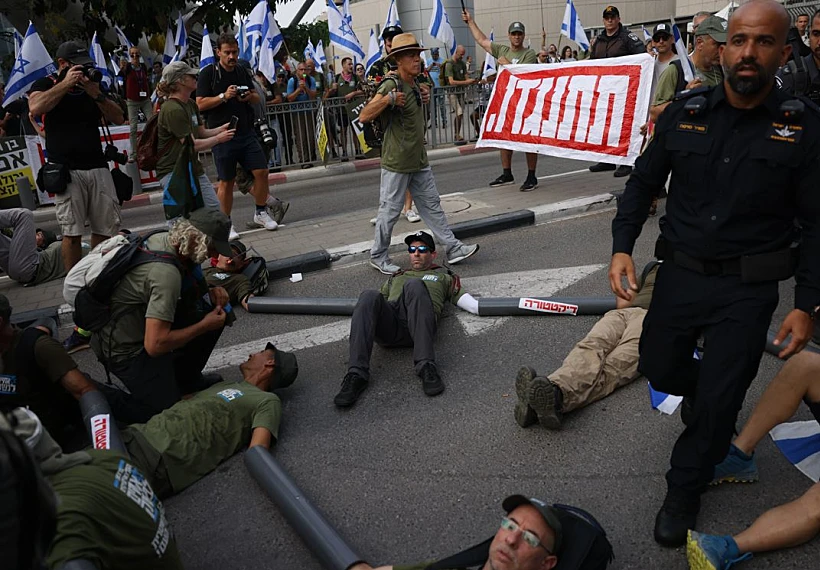 מפגינים חוסמים את הכניסה לקריה בת''א
