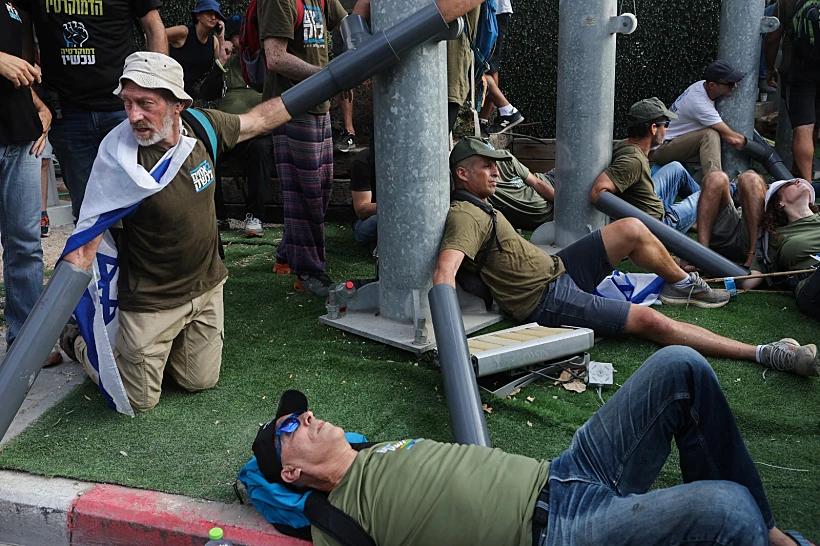 מפגינים חוסמים את הכניסה לקריה בת''א