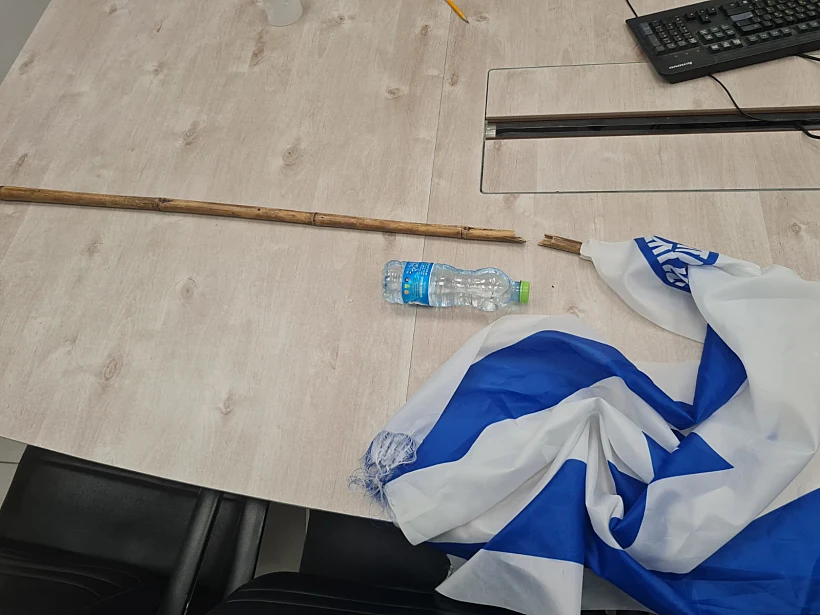 מקל הדגל שהמפגין שבר על השוטר