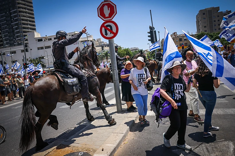 הפגנה, מחאה, מפגינים נגד המהפכה המשפטית ברמת גן