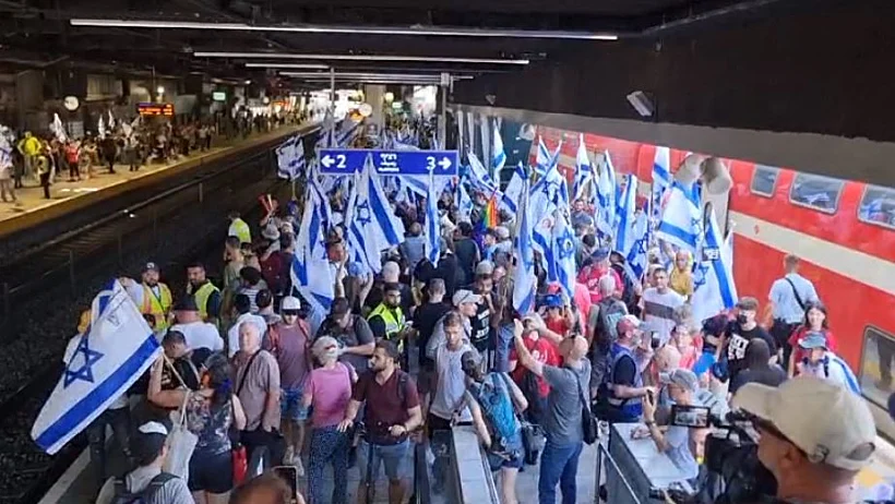 מפגינים בתחנת הרכבת השלום בתל אביב