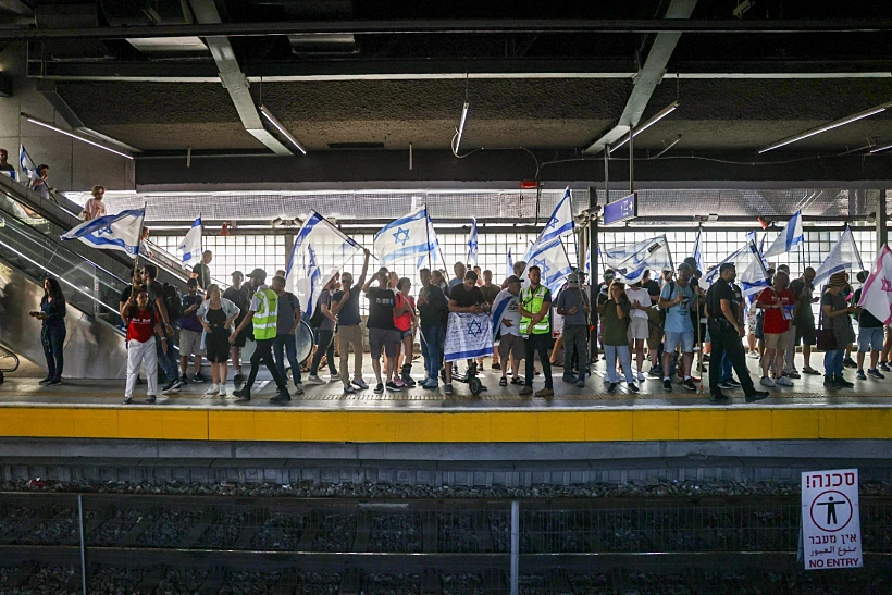 הפגנה, המהפכה המשפטית, מפגינים בתחנת רכבת השלום בתל אביב