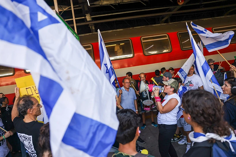 הפגנה, המהפכה המשפטית, מפגינים בתחנת רכבת השלום בתל אביב