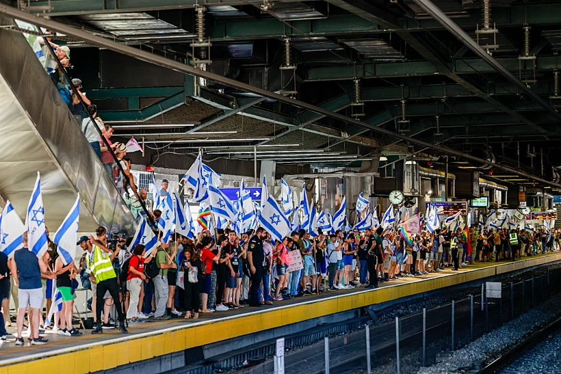 הפגנה, המהפכה המשפטית, מפגינים בתחנת רכבת השלום בתל אביב