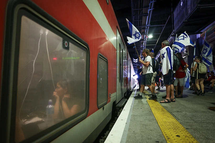 מפגינים בתחנת רכבת השלום בתל אביב