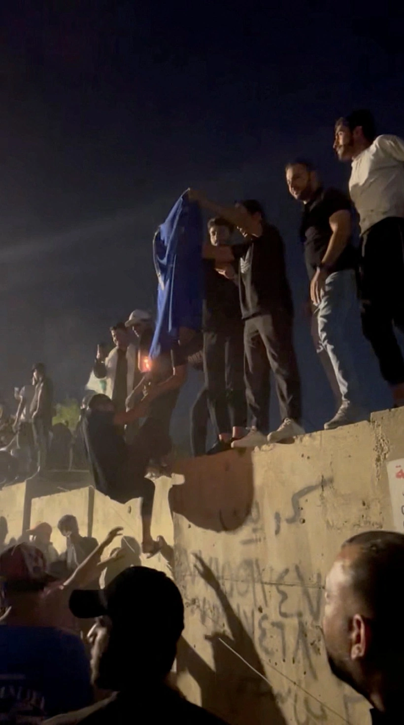 המונים הסתערו על שגרירות שוודיה בעיראק והציתו אותה