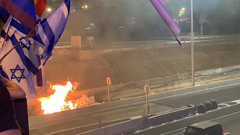 מפגינים הציתו אש באיילון