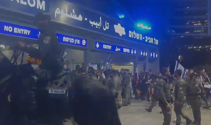 פרש בתחנת רכב השלום בתל אביב