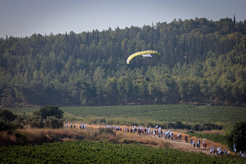 מפגינים נגד המהפכה המשפטית צועדים לירושלים, הבוקר ליד קיבוץ נחשון