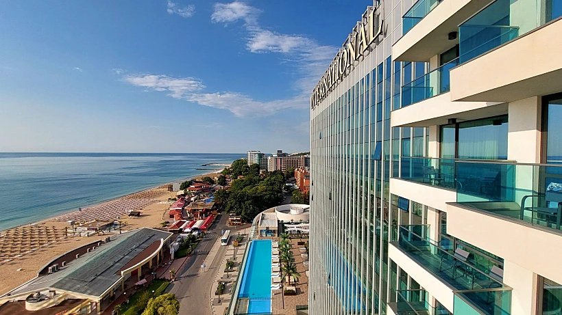 בריכת מלון אינטרנשיונל Casino & Hotel Suites