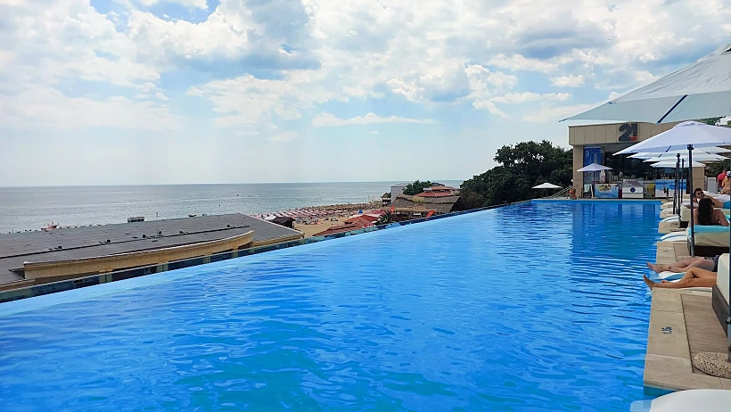 בריכת מלון אינטרנשיונל Casino & Hotel Suites