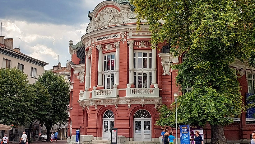 המבנה הורוד של בית האופרה