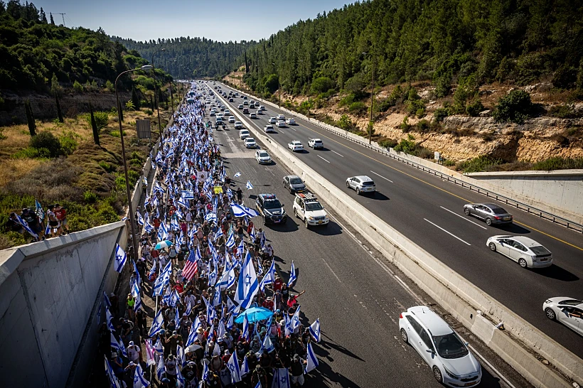 מפגינים נגד המהפכה המשפטית צועדים לירושלים