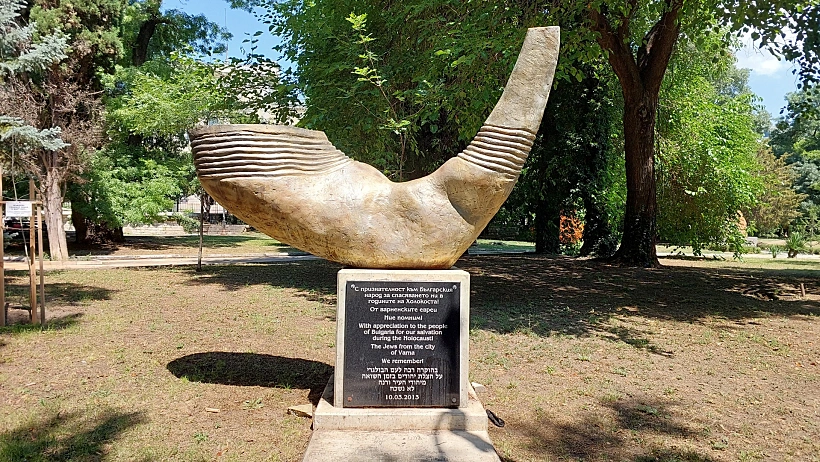 פסל השופר שהוקם בידי הקהילה היהודית של ורנה