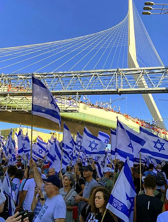 מפגינים בגשר המיתרים