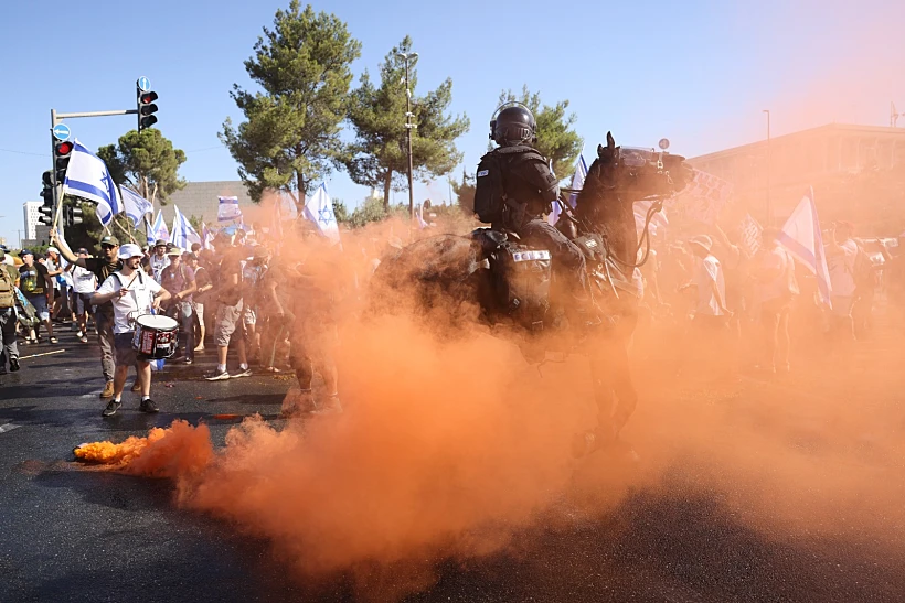 מפגינים נגד המהפכה המשפטית הבוקר מול הכנסת
