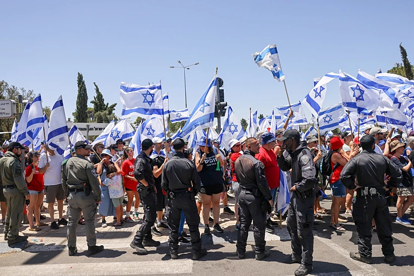 מפגינים נגד המהפכה המשפטית מחוץ לכנסת, היום