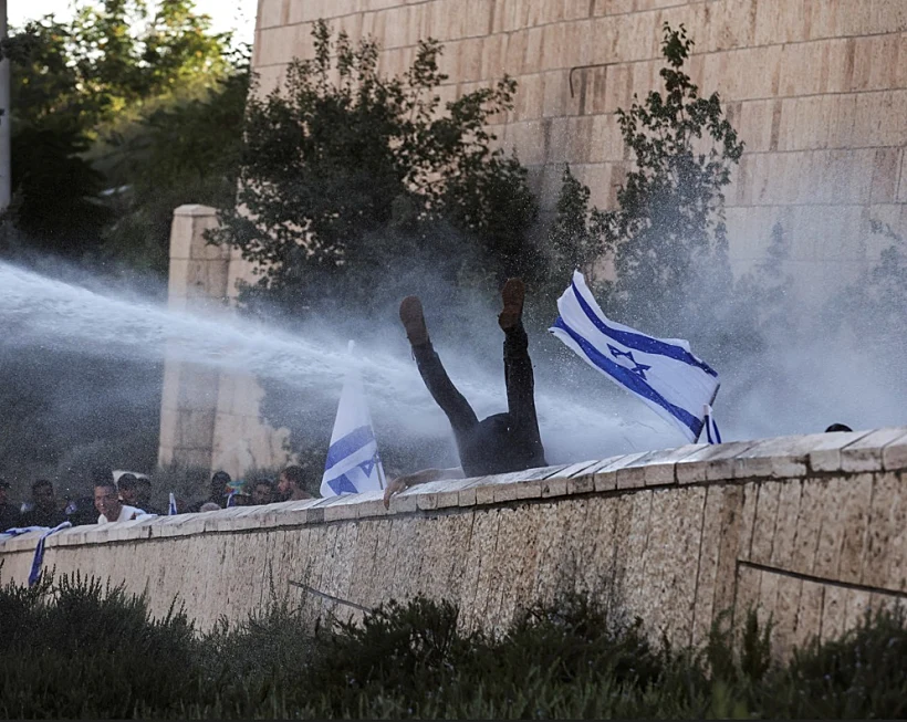 מכת''זית פוגעת במפגין