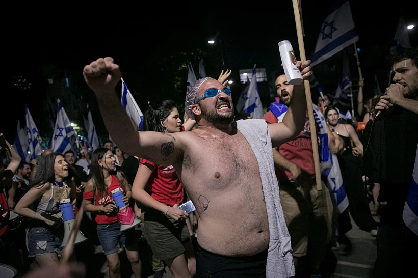 מפגין נגד המהפכה המשפטית בתל אביב