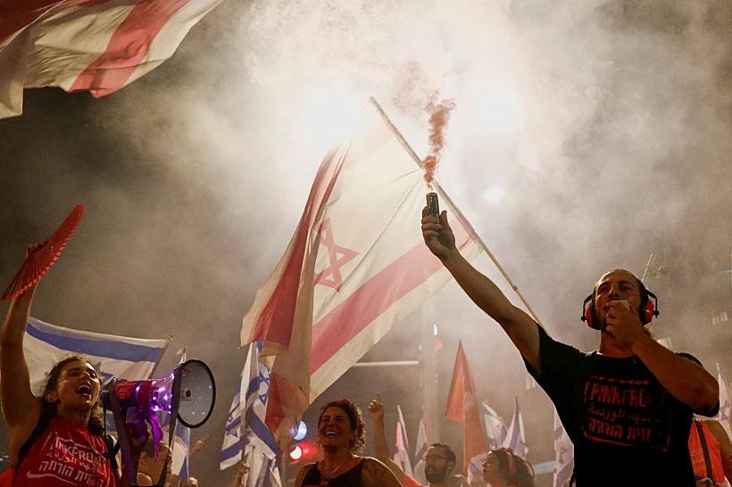 מפגינים נגד המהפכה המשפטית בתל אביב