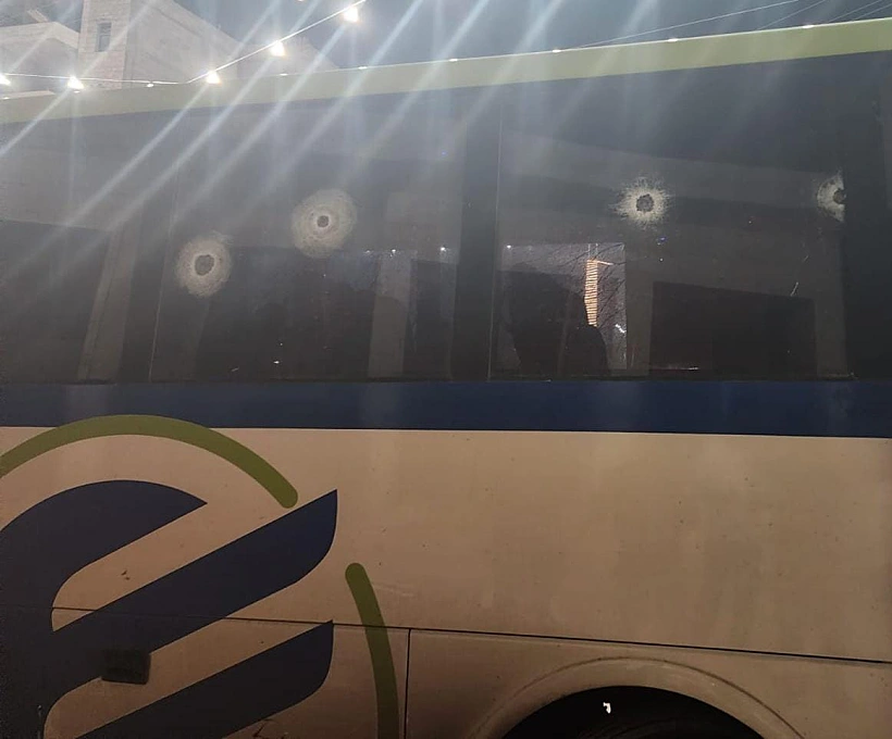 8 קליעים פגעו באוטובוס בחווארה