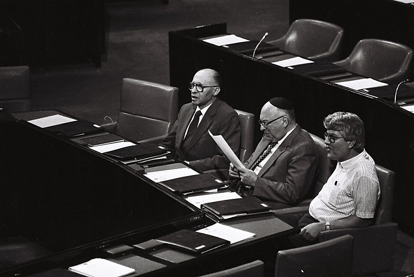 השר דוד לוי בכנסת לצידם של ח''כ יוסף בורג ורה''מ מנחם בגין, 1983