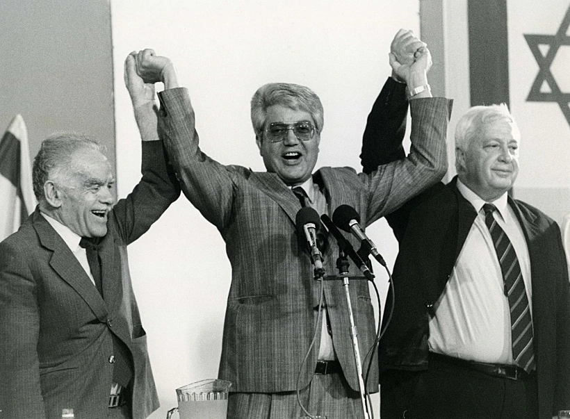 דוד לוי לצידם של יצחק שמיר ואריאל שרון, 1986