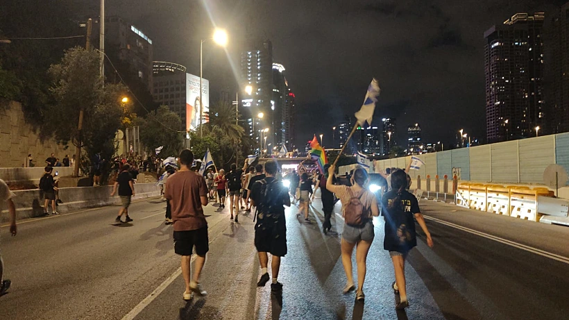 מפגינים צועדים על איילון צפון