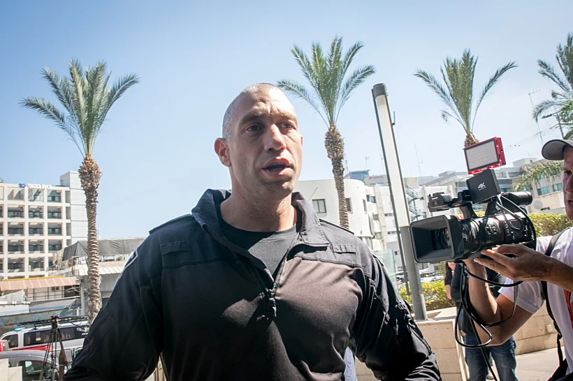 מפקד יס''מ ת''א, סנ''צ יאיר חנונה, מגיע לחקירה במח''ש