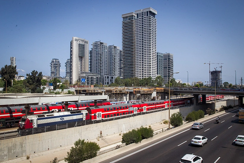 רכבת ישראל ברקע נתיבי איילון