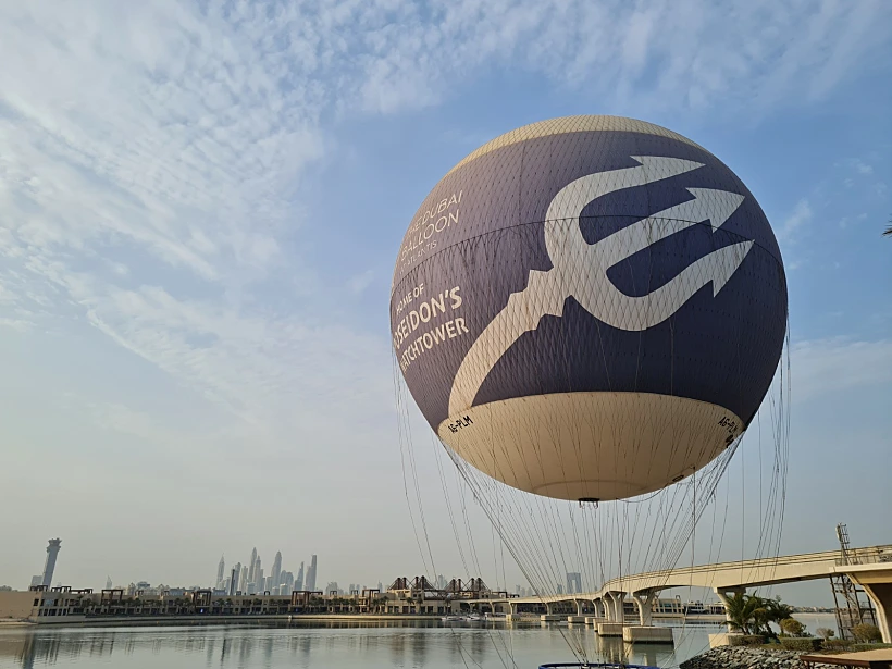 כדור פורח מעל החוף של אטלנטיס