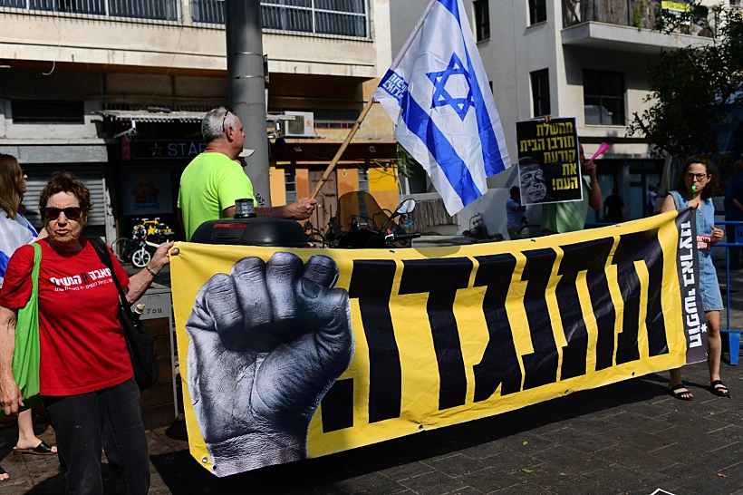 מפגינים מול הרכבת הקלה