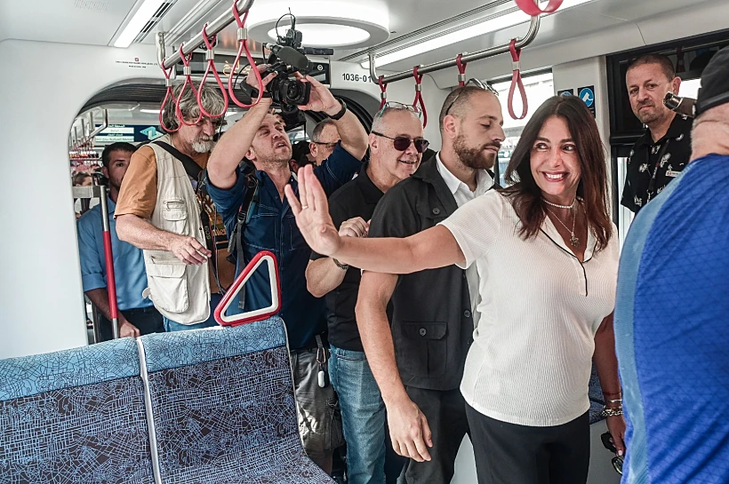 השרה מירי רגב בנסיעת המבחן של הקו האדום של הרכבת הקלה בגוש דן
