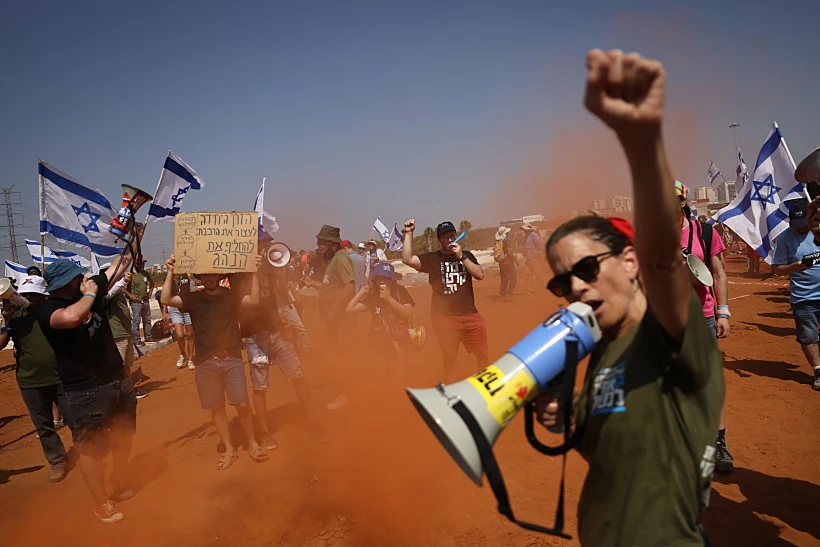 מפגינים בפתח תקווה