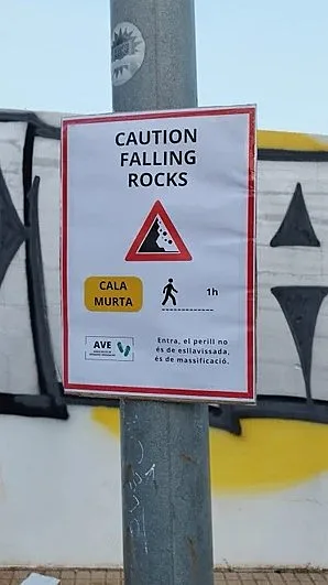 שלט מזויף שנתלה בחופים מיורקה ספרד