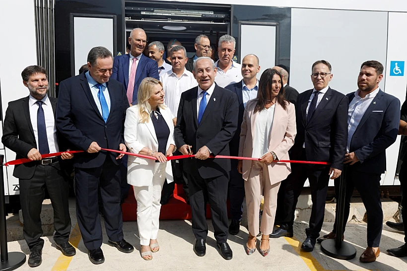 רה''מ בנימין נתניהו ורעייתו שרה לצד השרים מירי רגב, בצלאל סמוטריץ' וישראל כ''ץ בחנוכת הרכבת הקלה בגוש דן