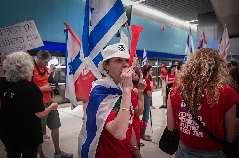 מפגינים ברכבת הקלה