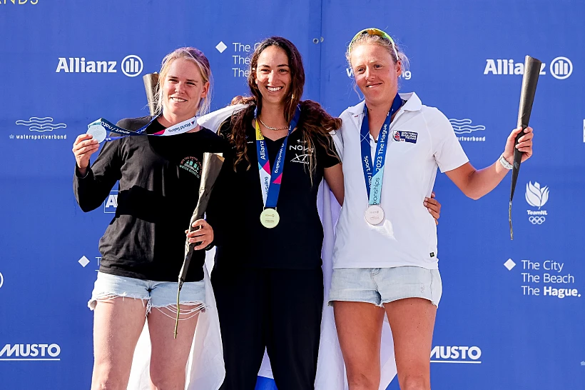 שחר טיבי, קטי ספיצ'קוב ואמה ווטסון על הפודיום באליפות העולם לגלישת רוח