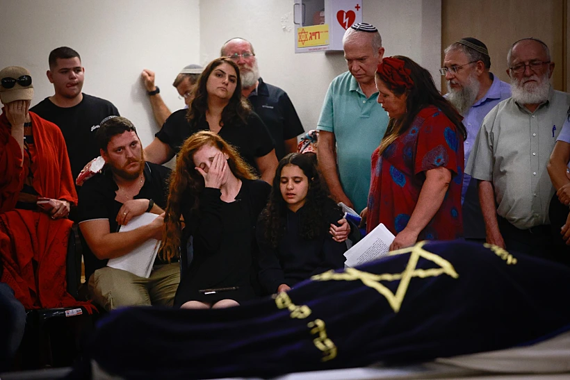 בני משפחתה של בת שבע ניגרי בהלווייתה