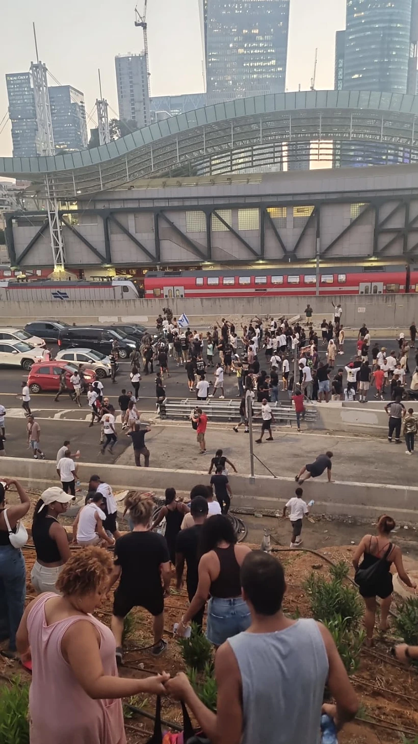 המפגינים חוסמים את איילון רפאל אדנה