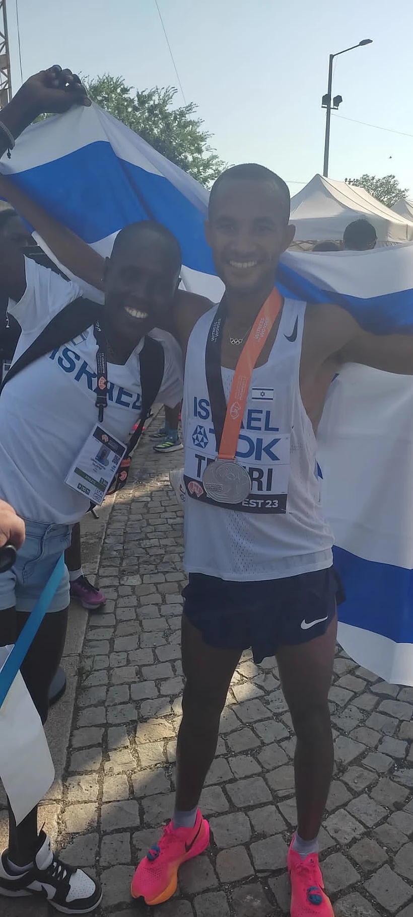 מארו טפרי והמרתוניסטית לונה צ'מטאי סלפטר בסיום מרתון הגברים